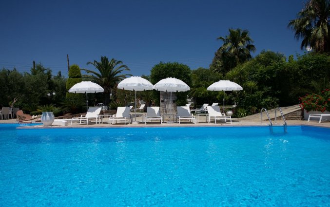Zwembad met zonneterras van Hotel Glavas Inn op Chalkidiki