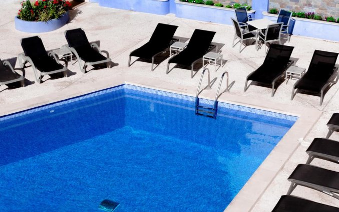 Buitenzwembad met zonneterras van Hotel Torre Azul op Mallorca