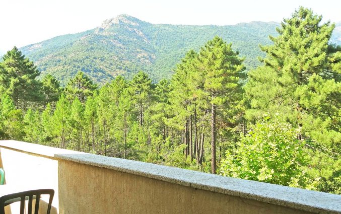Balkon met uizicht van een tweepersoonskamer van hotel Des Deux Sorru in Corsica