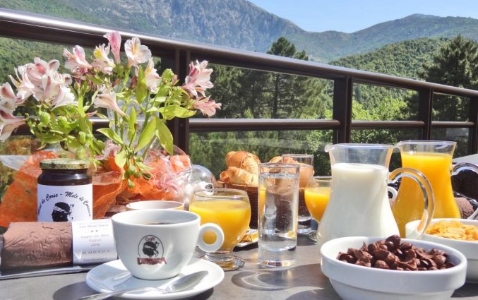 Ontbijt op het terras van hotel Des Deux Sorru in Corsica