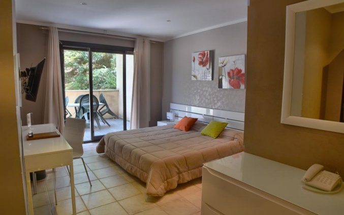 Vierpersoonskamer met tweepersoonsbed van hotel Des Deux Sorru in Corsica