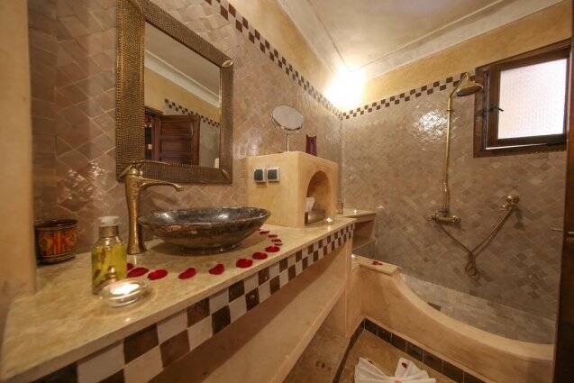 Badkamer van Riad Africa in Marrakech