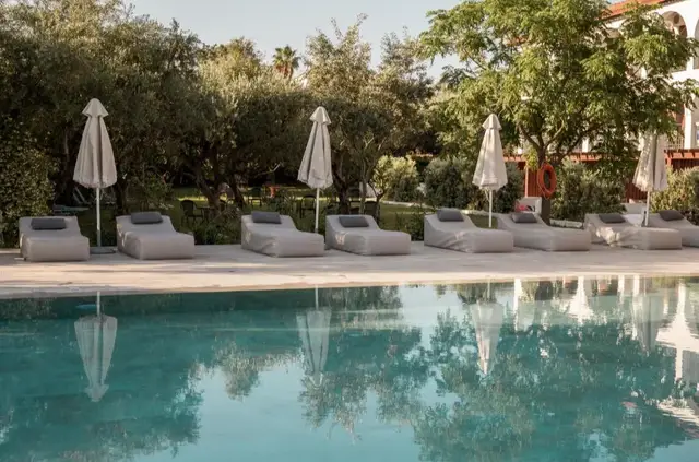 Hotel Castelli ligbedden bij het zwembad