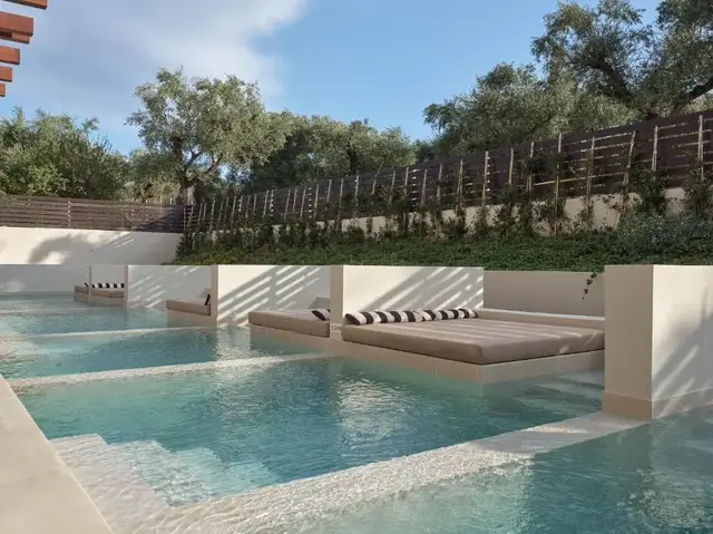 Hotel Castelli ligbedjes prive zwembad