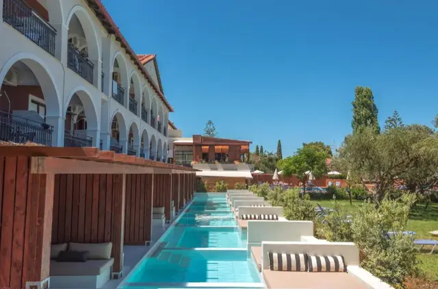 Hotel Castelli prive zwembad met ligplekjes