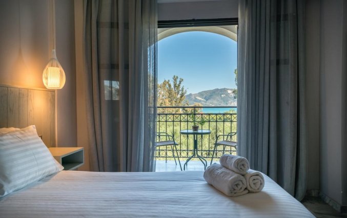 Slaapkamer met tweepersoonsbed en uitzicht hotel Castelli