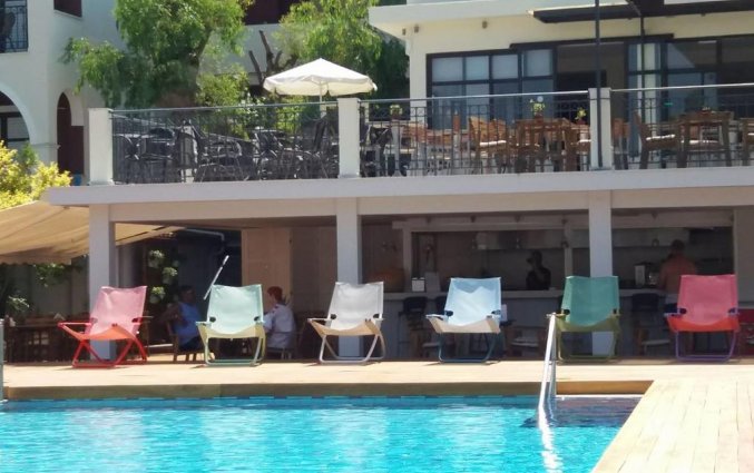 Zwembad met zitjes hotel Castelli