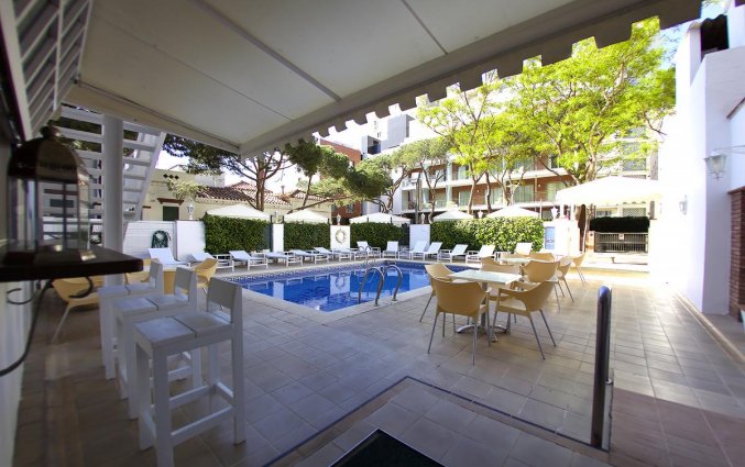 Uitzicht buitenzwembad hotel Els Pins aan de Costa Brava
