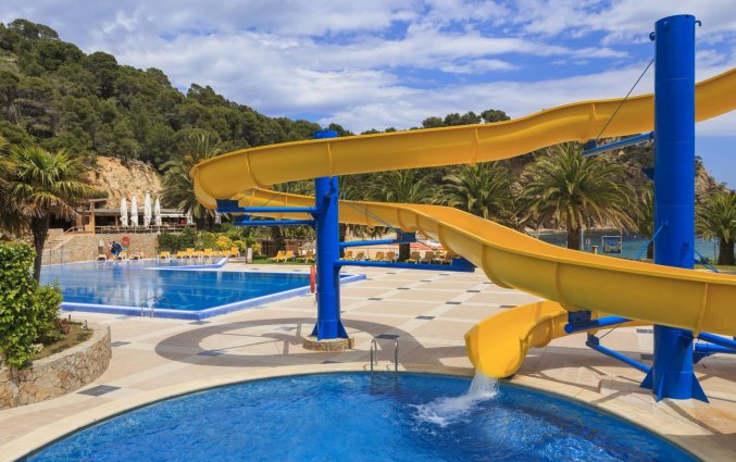 Zwembad met glijbaan van Giverola Resort Tossa de Mar