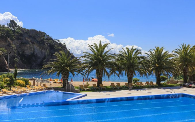 Zwembad met uitzicht op zee van Giverola Resort Tossa de Mar