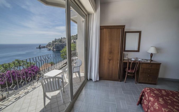 Balkon met uitzicht van een tweepersoonskamer van Hotel Isola Bella op Sicilie