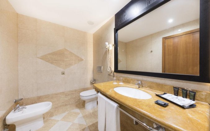 Badkamer van een tweepersoonskamer van Hotel Be Live Experience La Niña op Tenerife