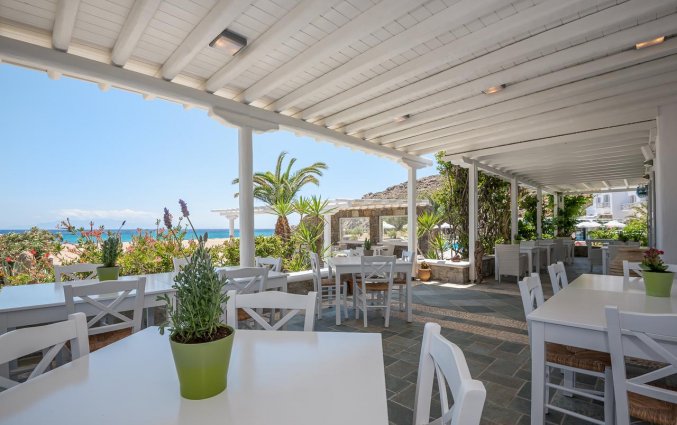 Buitenterras met eetgelegenheid van hotel Sunrise Beach op Mykonos