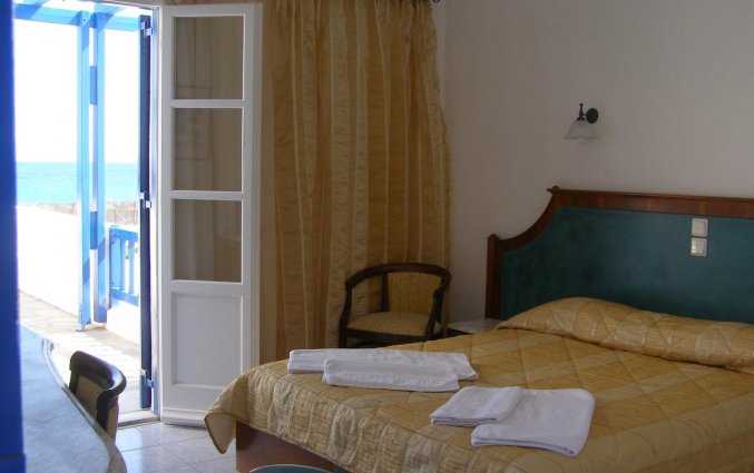 Tweepersoonsbed in kamer van hotel Sunrise Beach op Mykonos