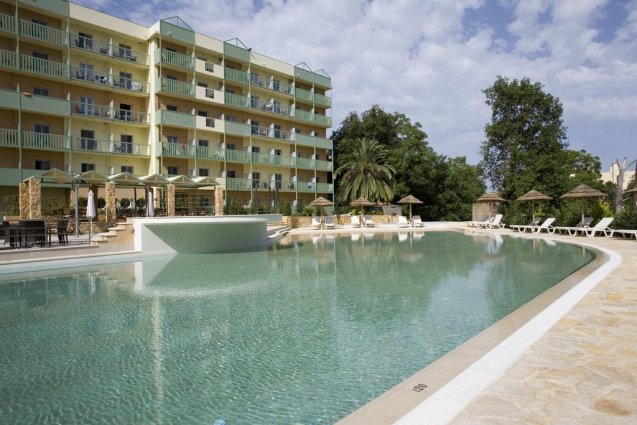 Buitenzwembad hotel Ariti Corfu