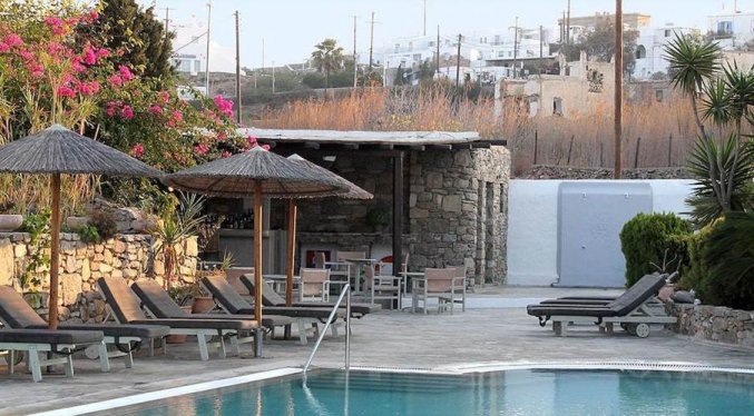 Buitenzwembad en zonneterras van Hotel Vienoula's Garden op Mykonos
