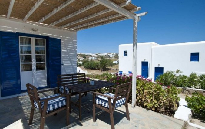 Terras van Appatementen Gryparis Club in Mykonos