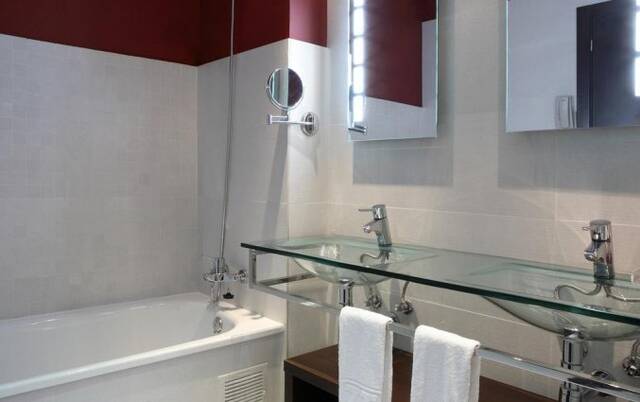 Badkamer van driepersoonskamer van Hotel Spa Villa Olimpic@ in Barcelona