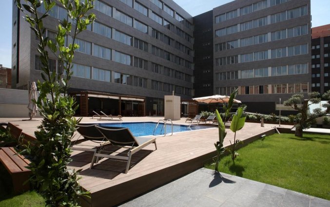 Zwembad en terras van Hotel  Spa Villa Olimpic@ in Barcelona