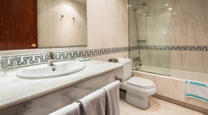 Badkamer van een tweepersoonskamer van hotel Rialto in Barcelona