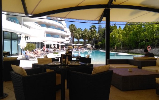 Terras en buitenzwembad van Hotel Senatur Banus Spa aan de Costa del Sol