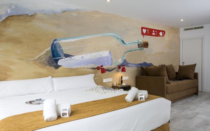 Tweepersoonskamer met tweepersoonsbed van hotel Casual Malaga del Mar in Malaga
