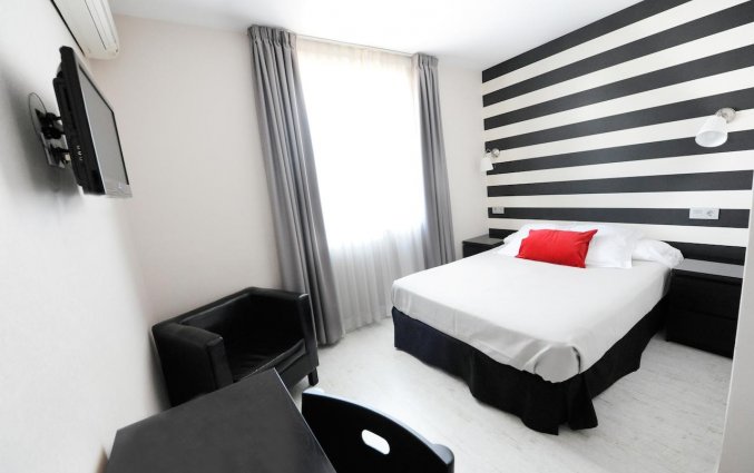 Tweepersoonskamer met tweepersoonsbed in Hotel Domus in Malaga