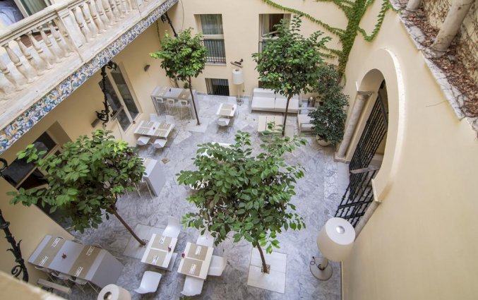 Binnenplaats van Hotel Petit Palace Santa Cruz in Sevilla