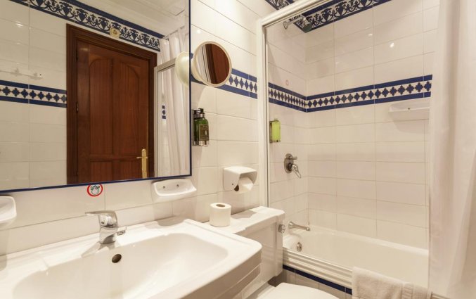 Badkamer van een tweepersoonskamer van Hotel Baco in Sevilla