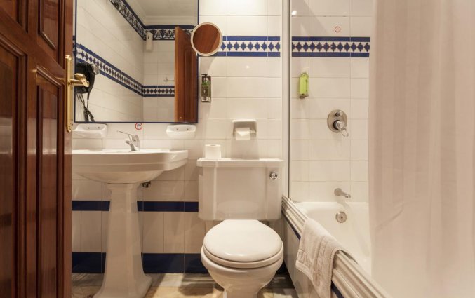 Badkamer van een tweepersoonskamer van Hotel Baco in Sevilla