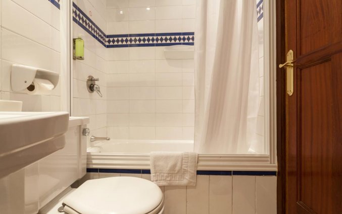 Badkamer van een tweepersoonskamer van Hotel Baco in Sevilla