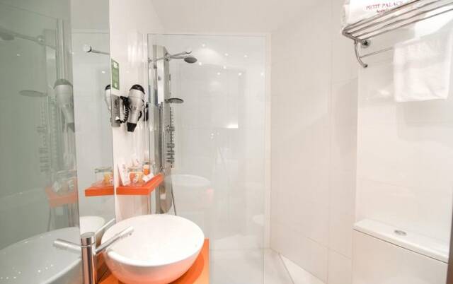 Badkamer in Hotel Petit Palace Canalejas in Seville