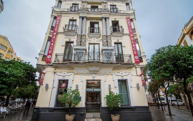 Hotel Petit Palace Canalejas voorkant in Seville