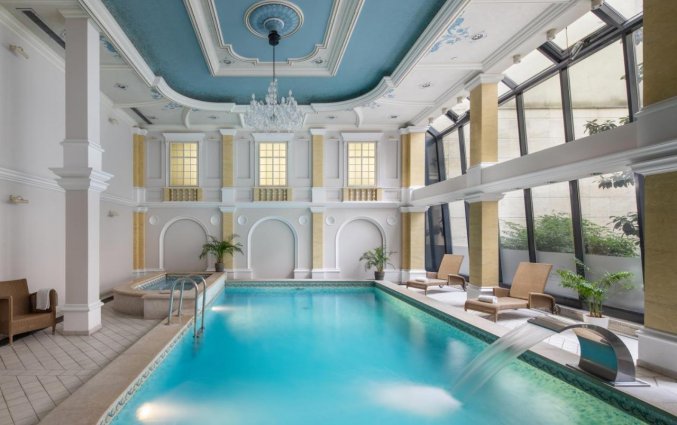 Binnenzwembad van Hotel Queen's Court in Budapest