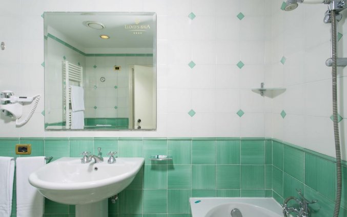 Badkamer van een tweepersoonskamer van Hotel Lloyd's Baia in Amalfi