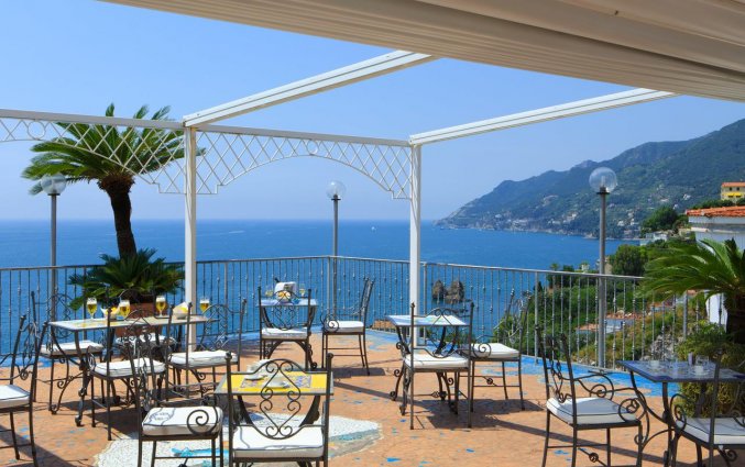 Terras van Hotel Lloyd's Baia in Amalfi