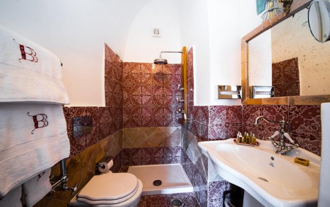 Badkamer in standaard kamer van hotel Badia Santa Maria de' Olearia fly & drive Amalfi