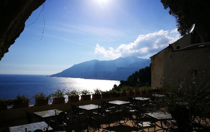 Terras met uitzicht van Hotel Badia Santa Maria de Olearia aan de Amalfikust