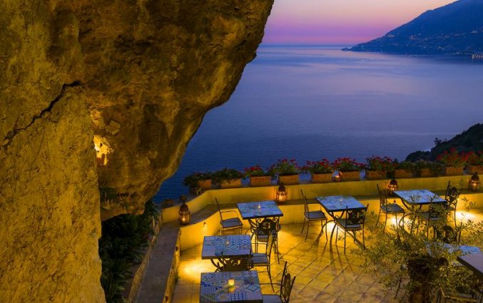 Terras van Hotel Badia Santa Maria de Olearia aan de Amalfikust