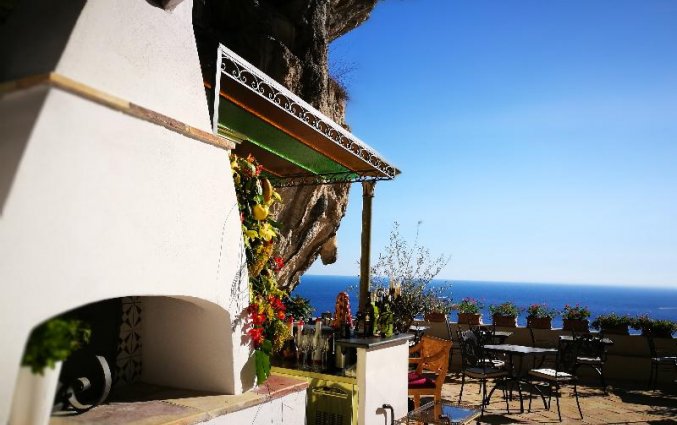 Terras van Hotel Badia Santa Maria de Olearia aan de Amalfikust