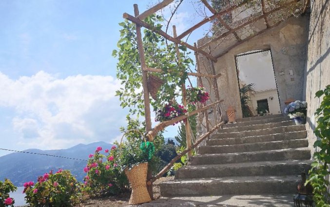 Trappen in hotel Badia Santa Maria de Olearia aan de Amalfikust