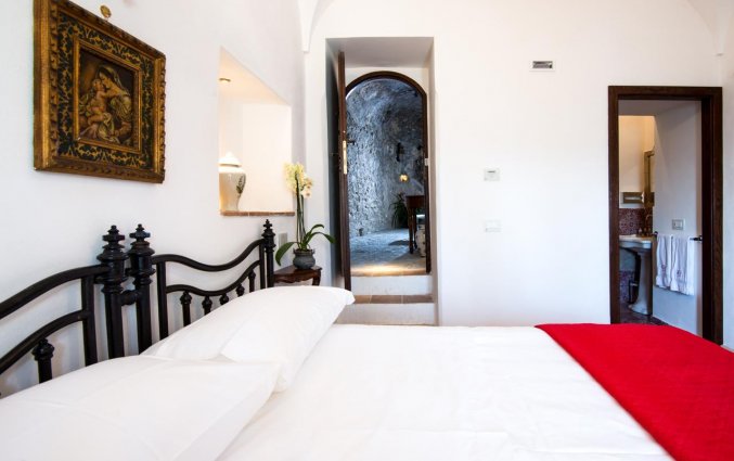 Tweepersoonsbed in kamer van hotel Badia Santa Maria de' Olearia fly & drive Amalfi
