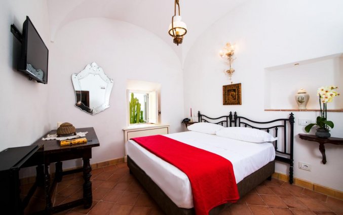 Tweepersoonskamer met televisie van hotel Badia Santa Maria de' Olearia fly & drive Amalfi