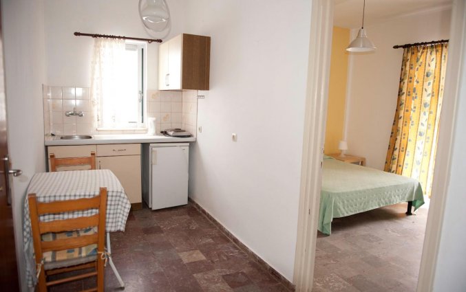 Appartement met aparte slaapkamer en kitchenette van Appartementen Corifo Village Corfu