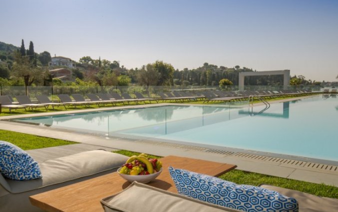 Zonneterras en zwembad van Hotel Rodostamo op Corfu