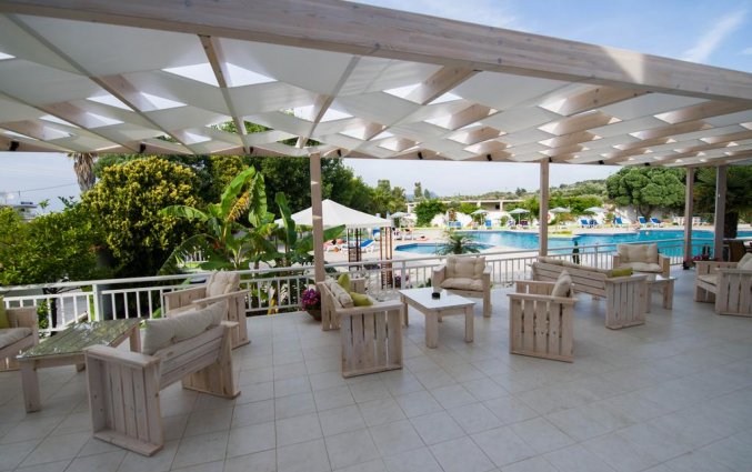 Terras en zwembad van hotel Happy Days op Rhodos