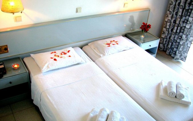 Tweepersoonskamer met aparte bedden in hotel Happy Days op Rhodos