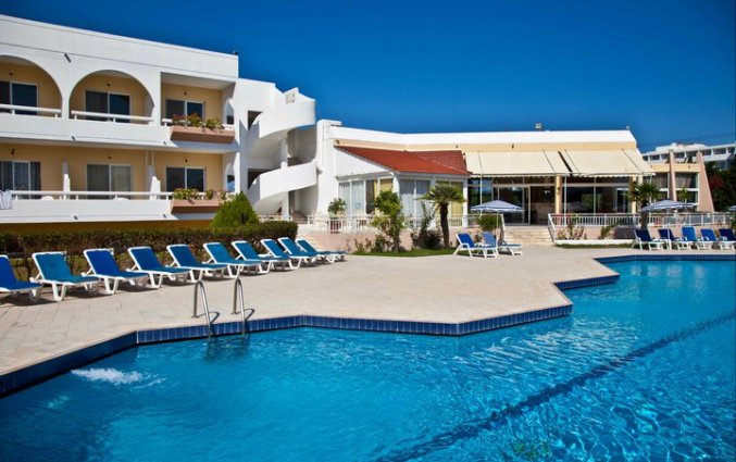 Zwembad van hotel Happy Days op Rhodos
