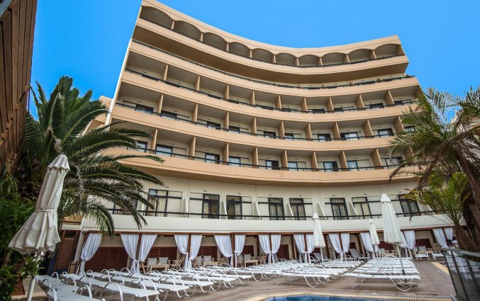 Buitenzwembad en zonneterras van Hotel Kipriotis Adults Only op Rhodos