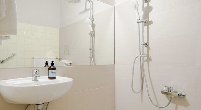 Badkamer van een tweepersoonskamer van Hotel Magdas in Wenen